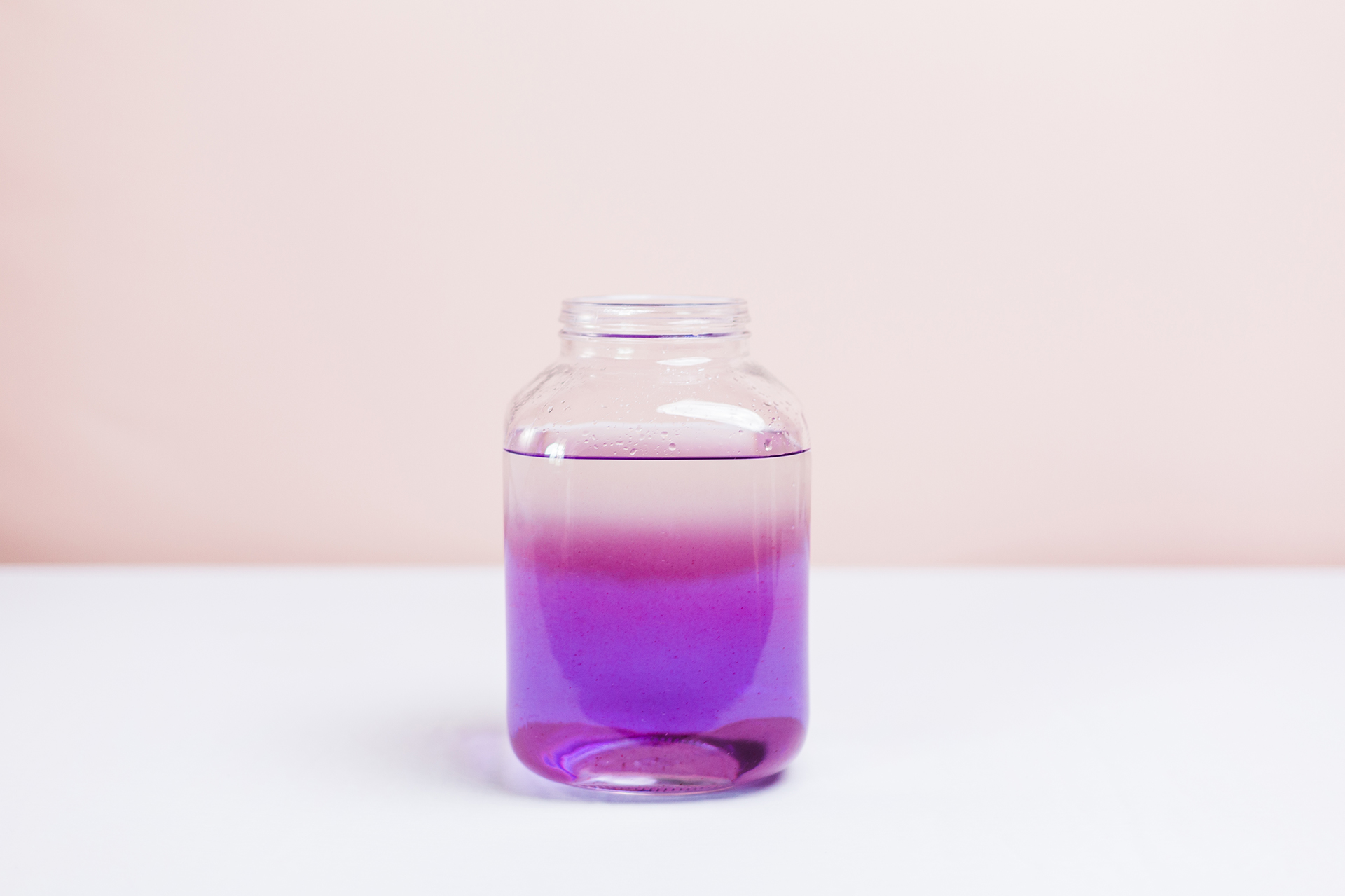 Bote de pintura lila con agua