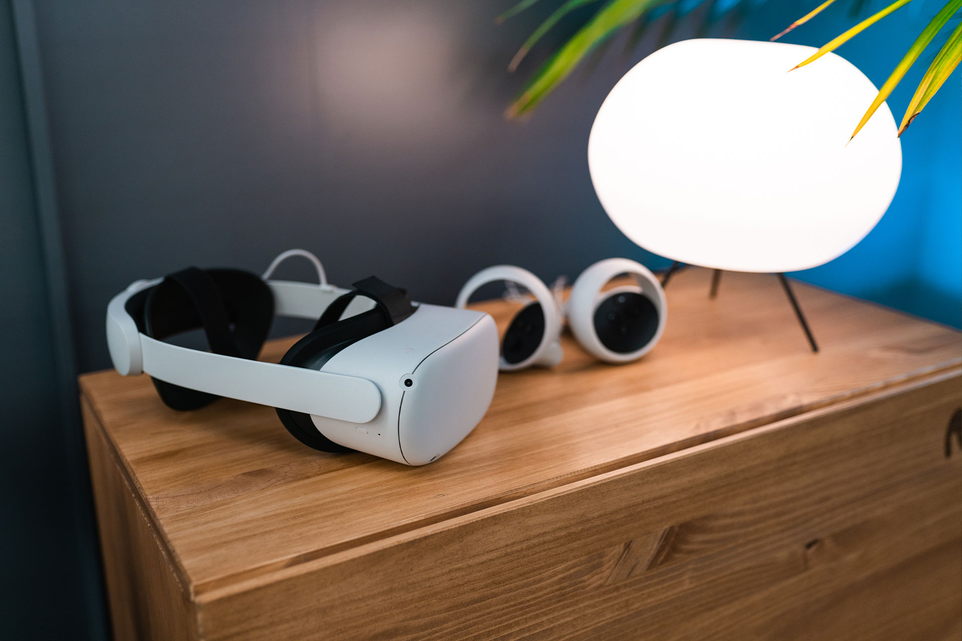 gafas de realidad virtual apoyadas sobre una comoda y al lado de una lampara